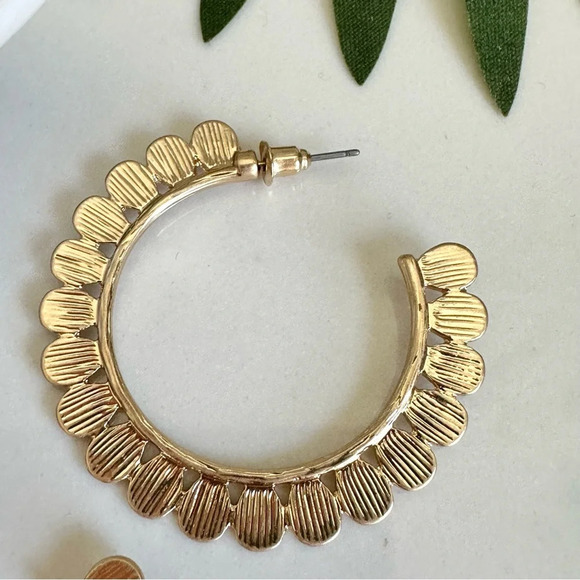 2/$30🌵 Gold Flower Petal Hoop Earrings Thick Bohemian Scalloped Edge Jewelry NEW - Picture 5 of 13